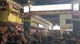 Foto kondisi mahasiswa yang menunggu di depan Polrestabes Makassar, (Foto: Int.)