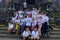 Foto kegiatan mahasiswa dari berbagai agama pada kegiatan kunjungan ke Pura Agung Besakih yang mencerminkan keberagaman, (Foto: Ibnu Qayyum Abdullah)