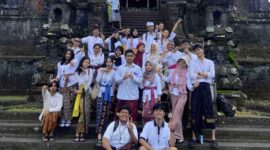 Foto kegiatan mahasiswa dari berbagai agama pada kegiatan kunjungan ke Pura Agung Besakih yang mencerminkan keberagaman, (Foto: Ibnu Qayyum Abdullah)