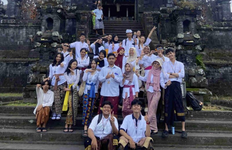 Foto kegiatan mahasiswa dari berbagai agama pada kegiatan kunjungan ke Pura Agung Besakih yang mencerminkan keberagaman, (Foto: Ibnu Qayyum Abdullah)