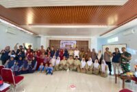 Foto bersama Tim PPK Ormawa Himaprodi PBSI dengan masyarakat Desa Puncak, (Foto: ist.)