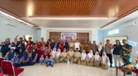 Foto bersama Tim PPK Ormawa Himaprodi PBSI dengan masyarakat Desa Puncak, (Foto: ist.)