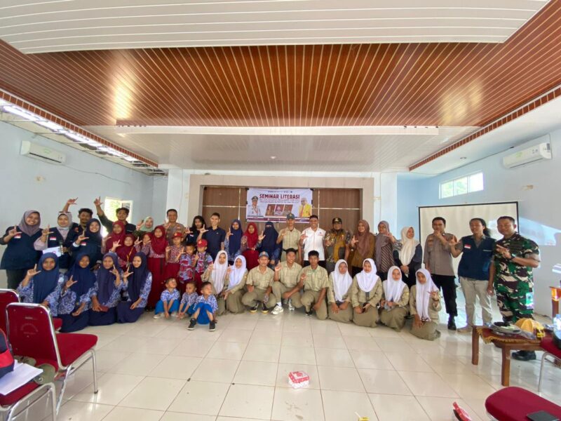 Foto bersama Tim PPK Ormawa Himaprodi PBSI dengan masyarakat Desa Puncak, (Foto: ist.)