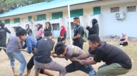 Lomba tarik tambanf yang diadakan Hima PLS UNM, (Foto: Elsa Amelia.)
