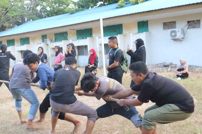 Lomba tarik tambanf yang diadakan Hima PLS UNM, (Foto: Elsa Amelia.)