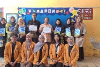 Potret foto bersama tim PKM-PM dengan para guru, (Foto: Ist.)