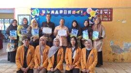 Potret foto bersama tim PKM-PM dengan para guru, (Foto: Ist.)