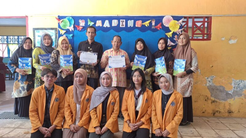 Potret foto bersama tim PKM-PM dengan para guru, (Foto: Ist.)