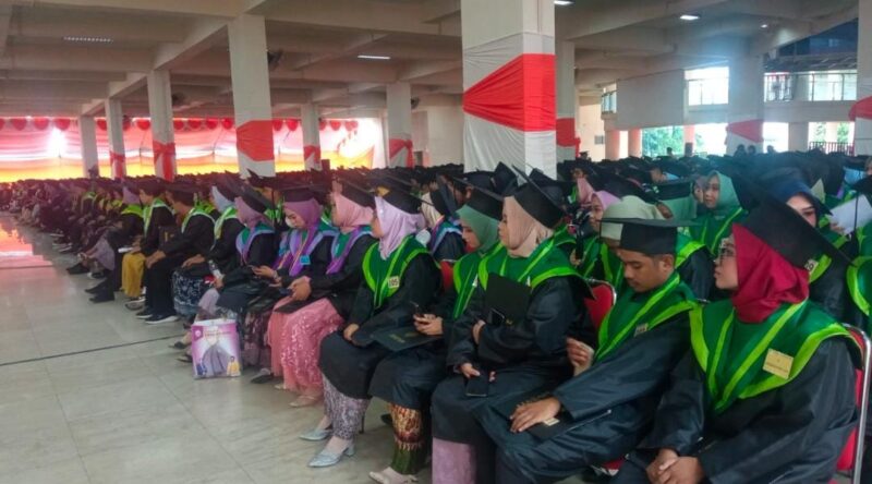 Foto kegiatan wisuda Universitas Negeri Makassar di Pelataran Menara Pinisi, (Foto: Dok. Profesi)
