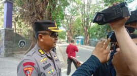 AKBP Darminto saat diwawancarai oleh wartawan setelah mensterilkan wilayah fakultas, (Foto: Firmansyah)