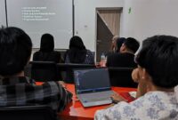 Potret Peserta Coconut Open Class (COC) sedang fokus menerima materi sveltekit, (Foto: Naurah Alilatulbariza)