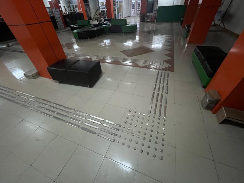 Potret layanan guiding block yang dipasang di kampus FIP UNM, (Foto: Doc. Profesi)