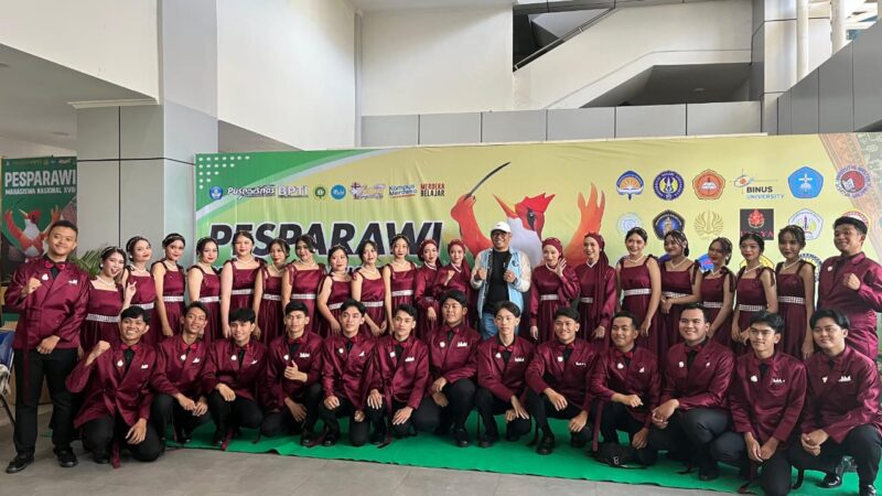 Foto bersama Tim Paduan Suara Mahasiswa (PSM) Pinisi Choir Universitas Negeri makassar (UNM) di lokasi berlangsungnya ajang Pesta Paduan Suara Gerejawi (PESPARAWI), (Foto: Ist.)