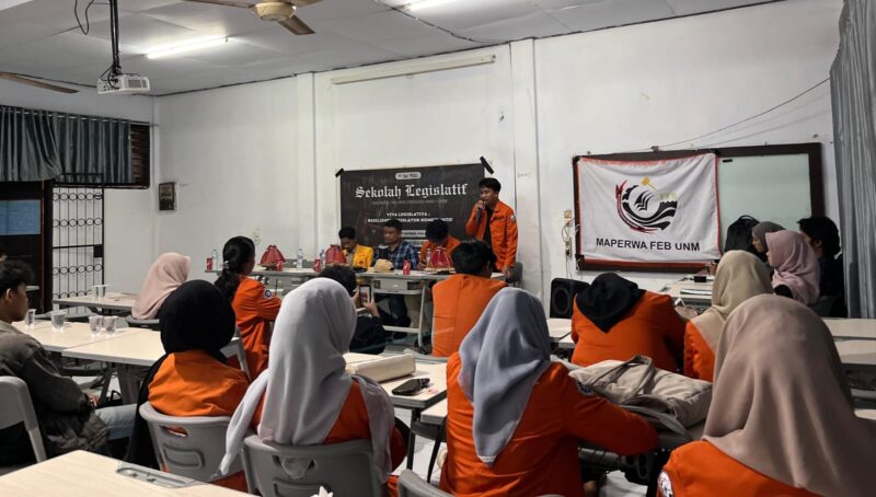 Pembukaan kegiatan sekolah legislatif oleh Maperwa FEB UNM di Gedung BD FEB UNM pada 2 Oktober 2024, (Foto: Ist.)