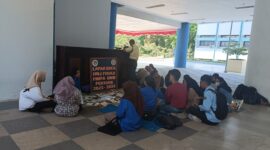 Kegiatan lapak baca yang diselenggarakan HMJ Fisika, (Foto: Nurafiah.)