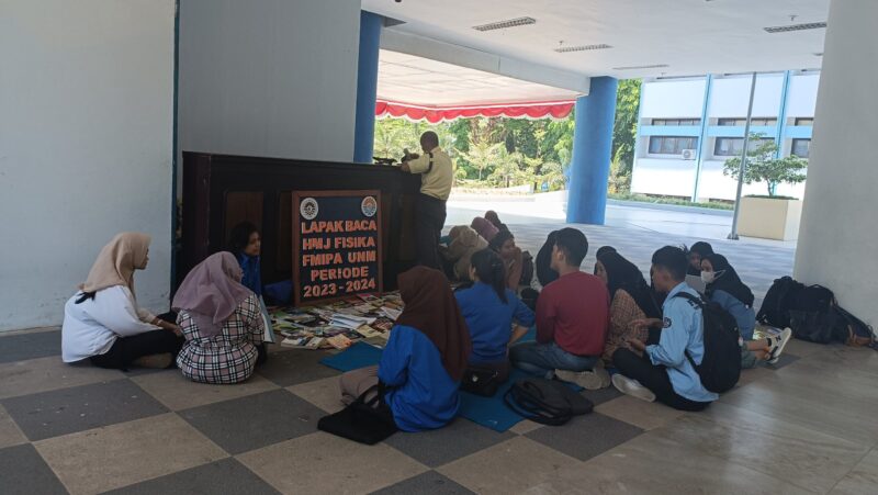 Kegiatan lapak baca yang diselenggarakan HMJ Fisika, (Foto: Nurafiah.)