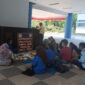 Kegiatan lapak baca yang diselenggarakan HMJ Fisika, (Foto: Nurafiah.)