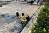 Warga yang sedang mengambil tumpahan minyak, (Foto: Achmad Teguh Fachrezi.)
