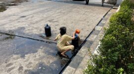 Warga yang sedang mengambil tumpahan minyak, (Foto: Achmad Teguh Fachrezi.)