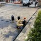 Warga yang sedang mengambil tumpahan minyak, (Foto: Achmad Teguh Fachrezi.)
