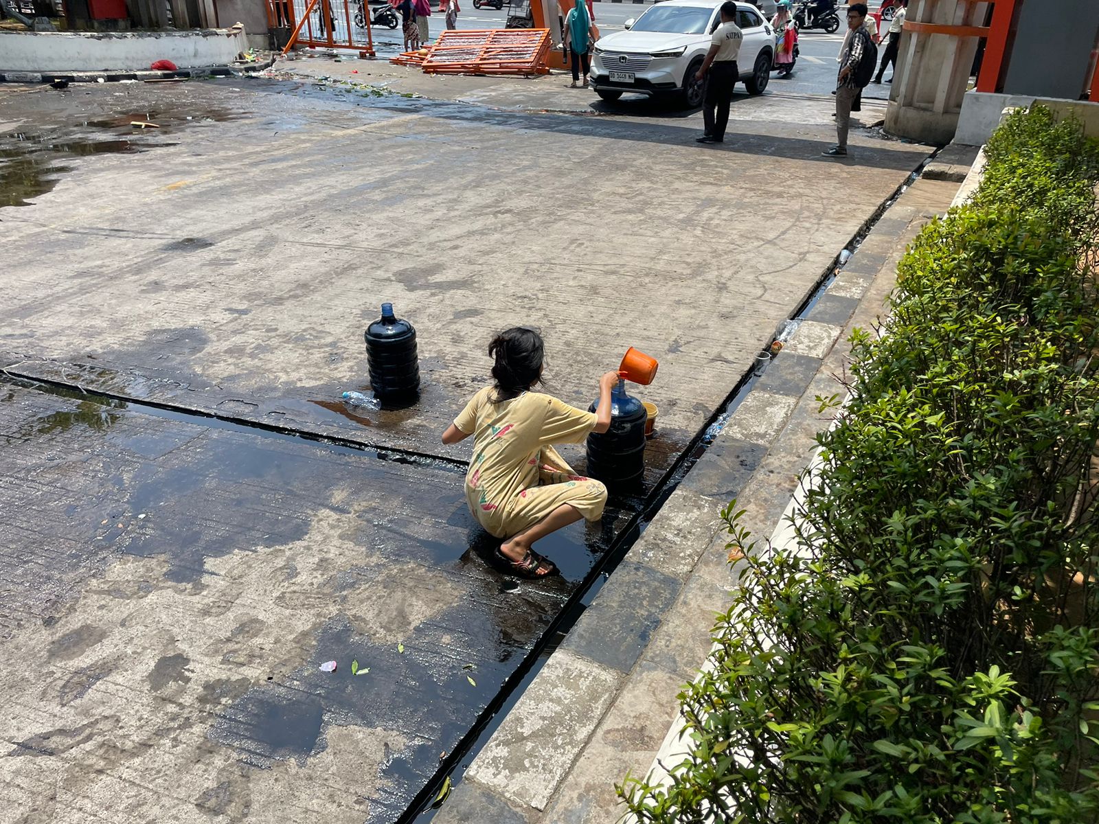 Warga yang sedang mengambil tumpahan minyak, (Foto: Achmad Teguh Fachrezi.)