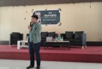 Potret Akhmad Harum saat memberikan materi mengenai tips dan trik taklukkan PKM dalam kegiatan Kelas Ilmiah: Kupas Tuntas KTI yang diadakan oleh PKM Center FIP UNM, (Foto: Novita Febriyanti.)