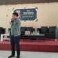 Potret Akhmad Harum saat memberikan materi mengenai tips dan trik taklukkan PKM dalam kegiatan Kelas Ilmiah: Kupas Tuntas KTI yang diadakan oleh PKM Center FIP UNM, (Foto: Novita Febriyanti.)