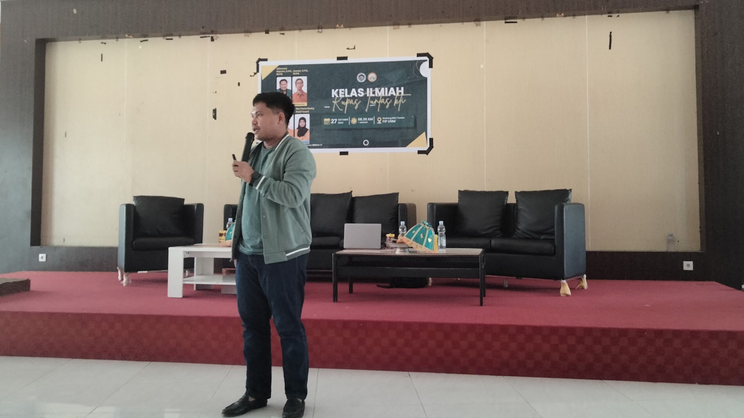 Potret Akhmad Harum saat memberikan materi mengenai tips dan trik taklukkan PKM dalam kegiatan Kelas Ilmiah: Kupas Tuntas KTI yang diadakan oleh PKM Center FIP UNM, (Foto: Novita Febriyanti.)