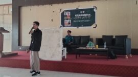Potret Aswar saat menyampaikan materi pada kegiatan Kelas Ilmiah: Kupas Tuntas KTI, (Foto: Novita Febriyanti)