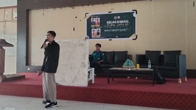 Potret Aswar saat menyampaikan materi pada kegiatan Kelas Ilmiah: Kupas Tuntas KTI, (Foto: Novita Febriyanti)