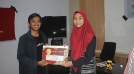 Sitti Alpiana saat menerima penghargaan lomba poster Himaprodi PBSI, (Foto:Ist.)