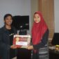 Sitti Alpiana saat menerima penghargaan lomba poster Himaprodi PBSI, (Foto:Ist.)
