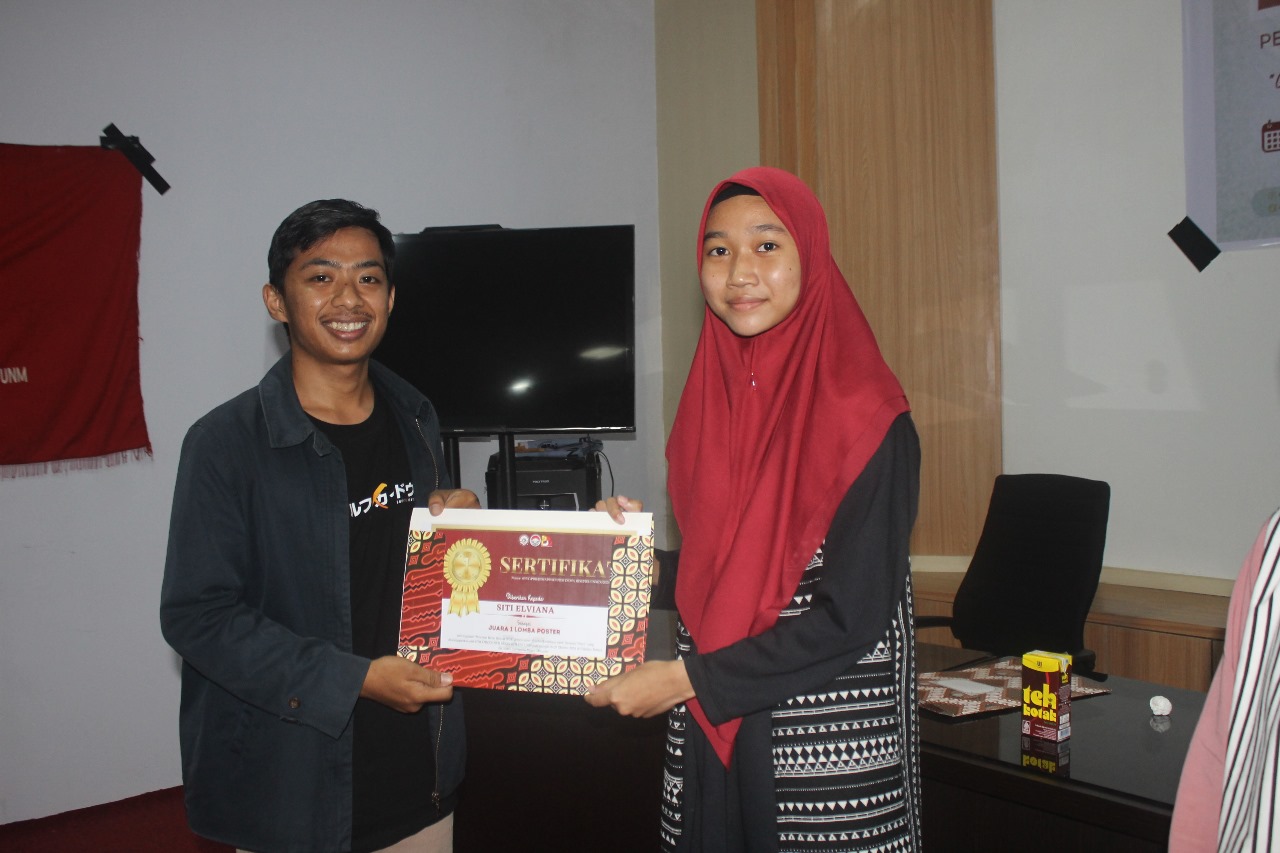Sitti Alpiana saat menerima penghargaan lomba poster Himaprodi PBSI, (Foto:Ist.)