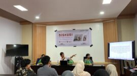 Pemaparan materi dari Aslan Abidin dalam Diskusi Perayaan Bulan Bahasa, (Foto: Ist.)