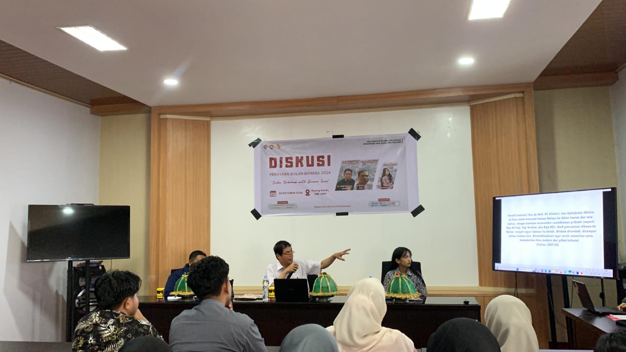 Pemaparan materi dari Aslan Abidin dalam Diskusi Perayaan Bulan Bahasa, (Foto: Ist.)