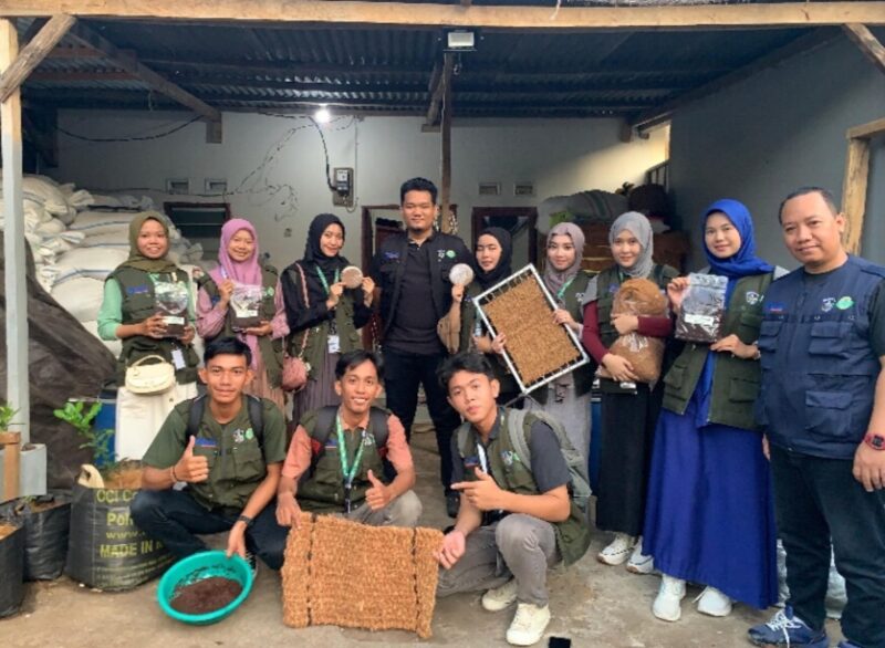 Foto Tim Program Studi Akuntansi S1 UNM dan Tim Program Studi Bahasa dan Sastra UMI dalam Kegiatan sesi wawancara dengan pemilik PT Sitinaja Global Ekspor didampingi oleh dosen pendamping lapangan dari UMI, (Foto: Ist.)