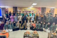 Foto bersama sesaat setelah pelepasan oleh rektor UNM, (Foto: Ist.)