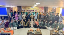 Foto bersama sesaat setelah pelepasan oleh rektor UNM, (Foto: Ist.)