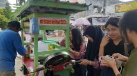 Dokumentasi Situasi Proses Jual-Beli Es Dawet Depan FIP UNM, (Foto: Florencya Alnisa Christin)