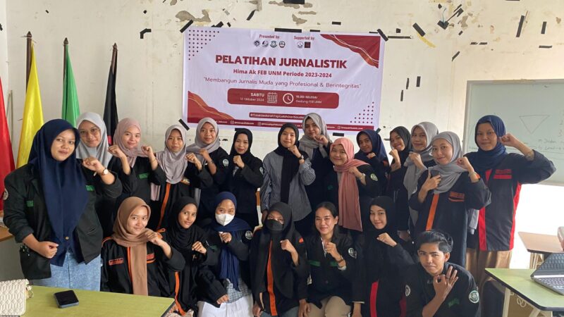 Foto bersama pengurus pada pelatihan jurnalistik Hima Ak FEB UNM, (Foto: Ist.)