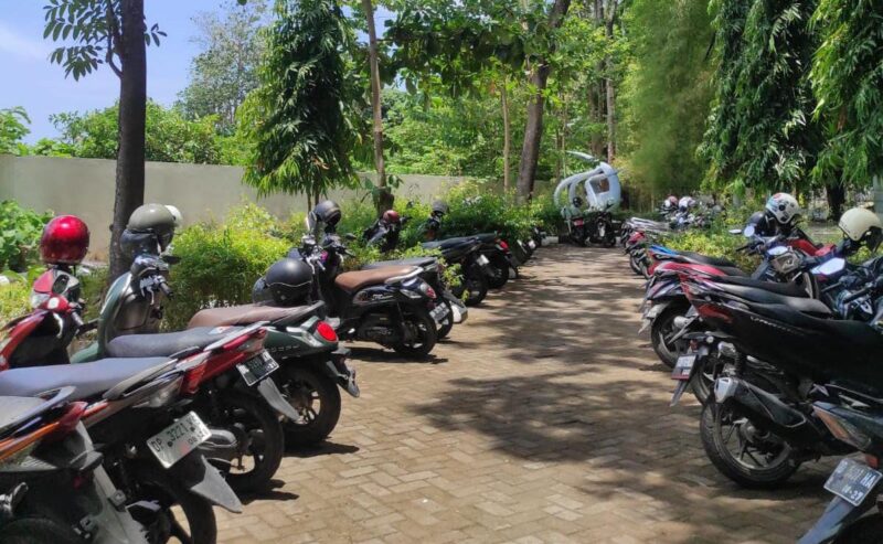 Parkiran Fakultas Seni & Desain, (Foto: Ist)