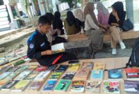 Para peserta Diskusi Buku (Sibuk) melakukan diskusi terhadap buku yang telah dibaca. (Foto: St. Masyita Rahmi