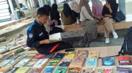 Para peserta Diskusi Buku (Sibuk) melakukan diskusi terhadap buku yang telah dibaca. (Foto: St. Masyita Rahmi
