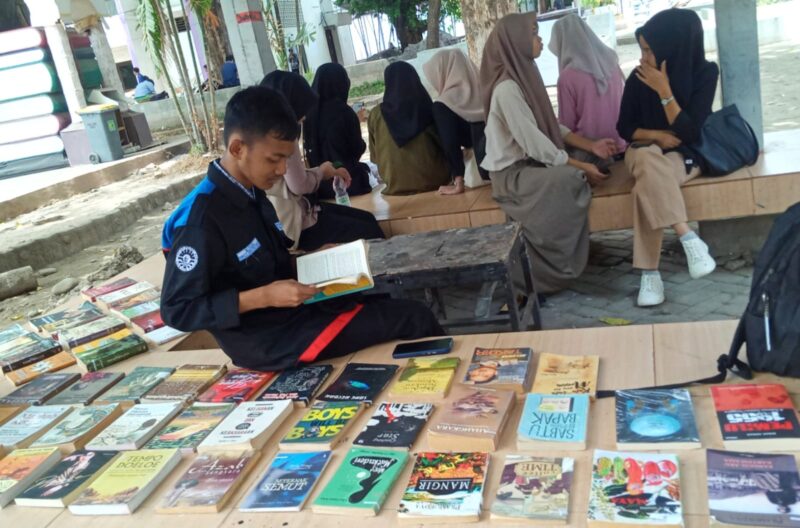 Para peserta Diskusi Buku (Sibuk) melakukan diskusi terhadap buku yang telah dibaca. (Foto: St. Masyita Rahmi