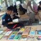 Para peserta Diskusi Buku (Sibuk) melakukan diskusi terhadap buku yang telah dibaca. (Foto: St. Masyita Rahmi