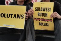 Potret suasana dua orang yang sedang memegang selebaran terkait isu (Foto: Ist.)