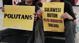 Potret suasana dua orang yang sedang memegang selebaran terkait isu (Foto: Ist.)