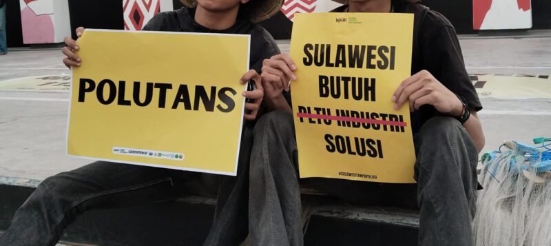 Potret suasana dua orang yang sedang memegang selebaran terkait isu (Foto: Ist.)