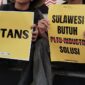 Potret suasana dua orang yang sedang memegang selebaran terkait isu (Foto: Ist.)