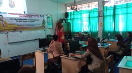 Pemberian materi manajemen pengagaran bisnis di SMK Negeri 2 Majene (Foto: Ist.)